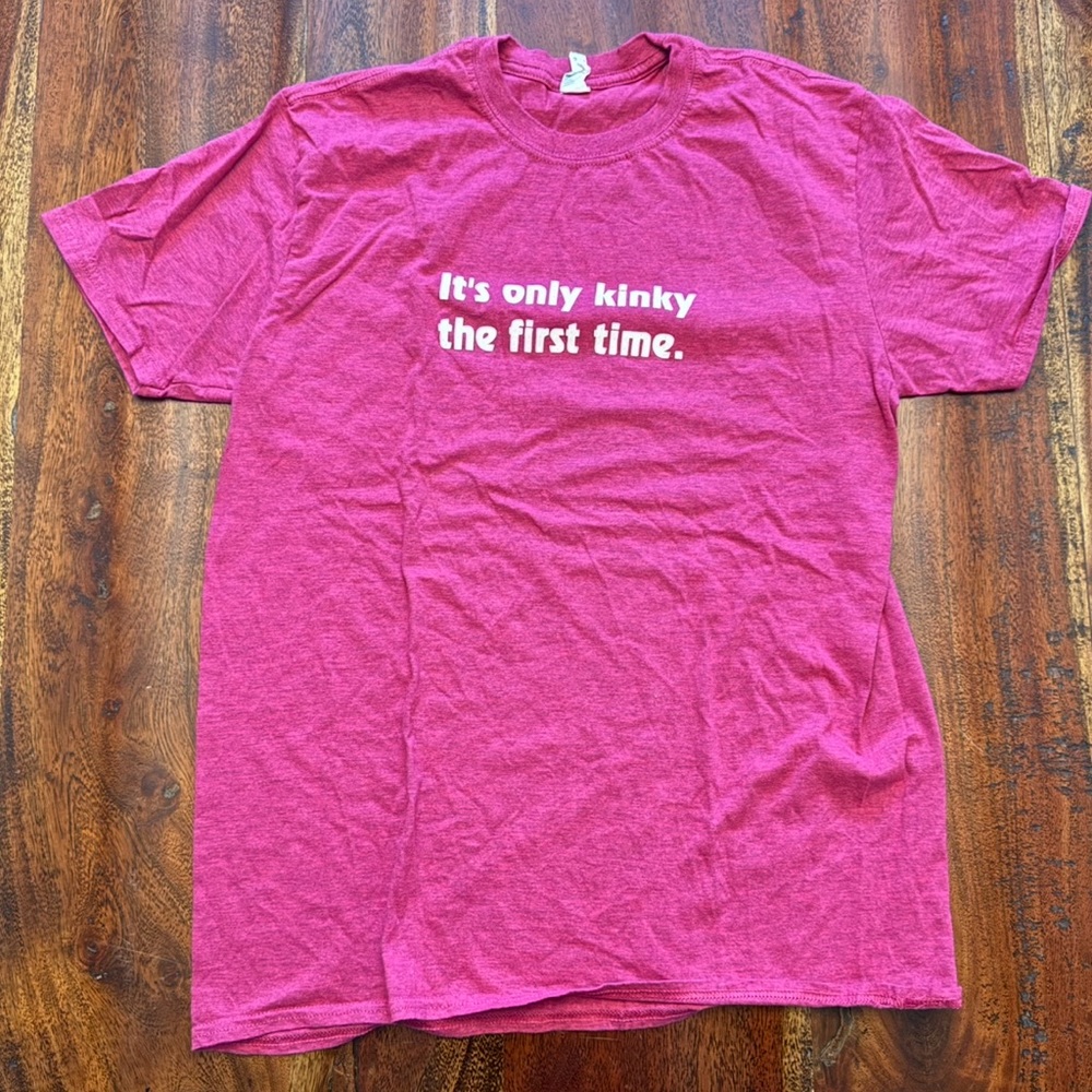 Novelty “it’s only kinky the first time” key west Latge Pink Graphic T-Shirt